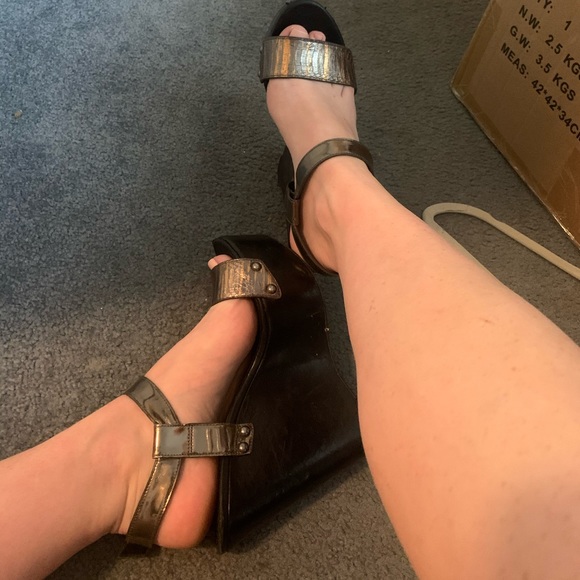 Vera Wang metallic Jamaya Leather wedge sandal - Picture 2 of 8